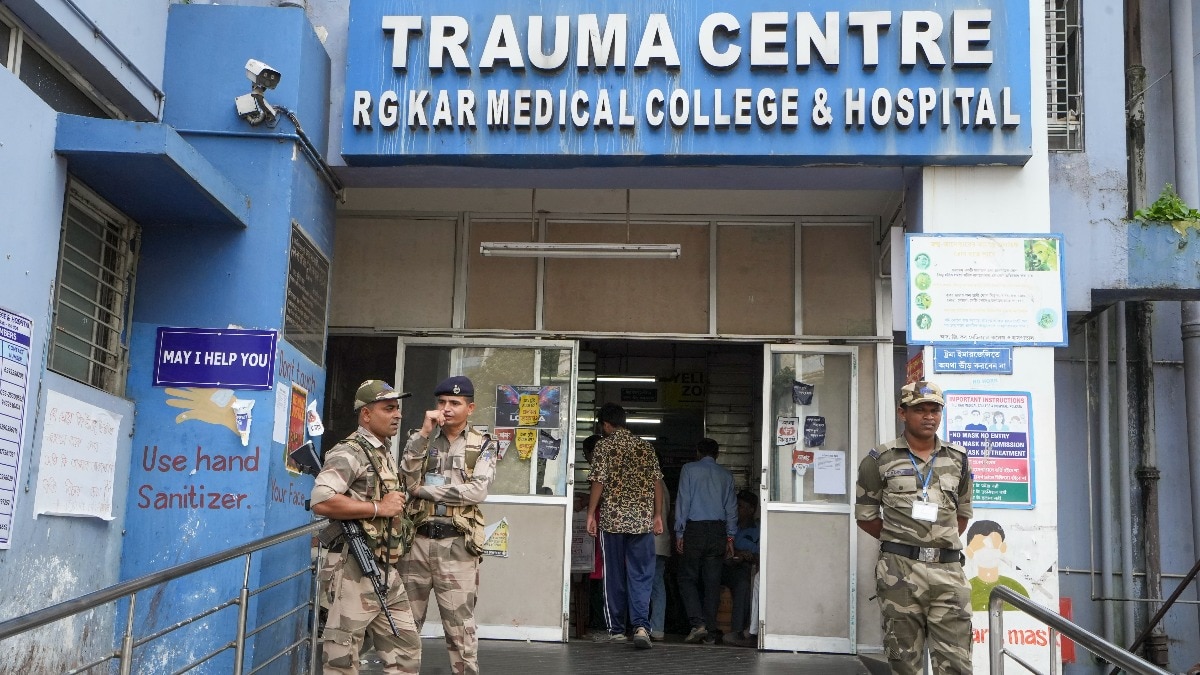 कोलकाता कांड: डॉक्टर का दावा, पीड़िता के 'चाचा' ने कहा था- आज पोस्टमार्टम नहीं हुआ तो खून बहा दूंगा!