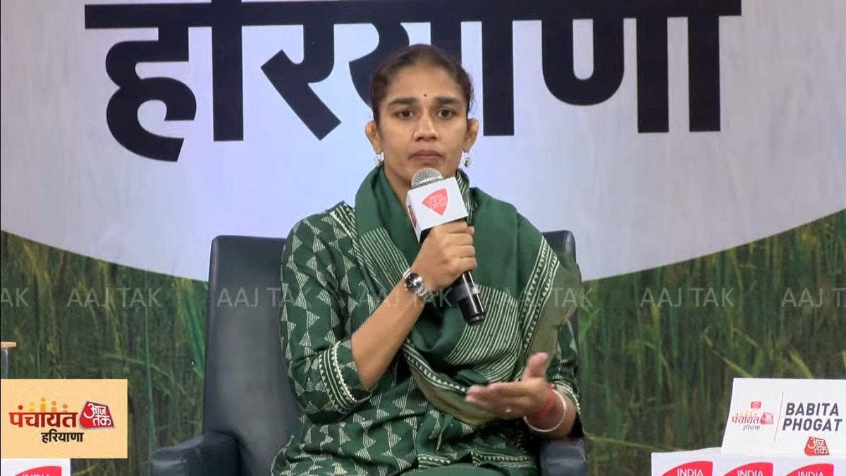'पंचायत आजतक' में चर्चा करतीं बबीता फोगाट
