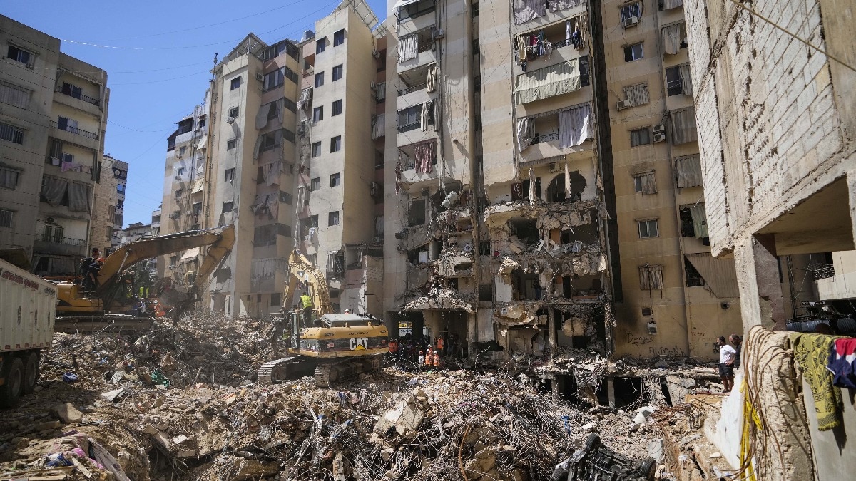 इजरायल ने हिज्बुल्लाह पर सोमवार को भीषण हवाई हमला किया है.