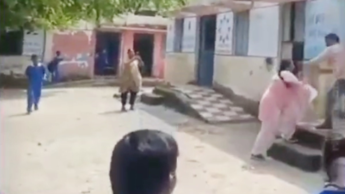 स्कूल में शिक्षिका और शिक्षक में चप्पलबाजी.