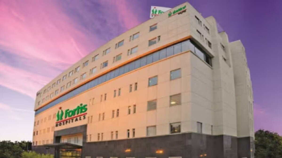 ट्रेन में बुजुर्ग यात्री हुआ बेहोश तो चार नर्सों ने ऐसे बचा ली जान