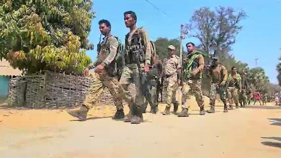 इलाके में तैनात जवान. इलाके में तैनात जवान.