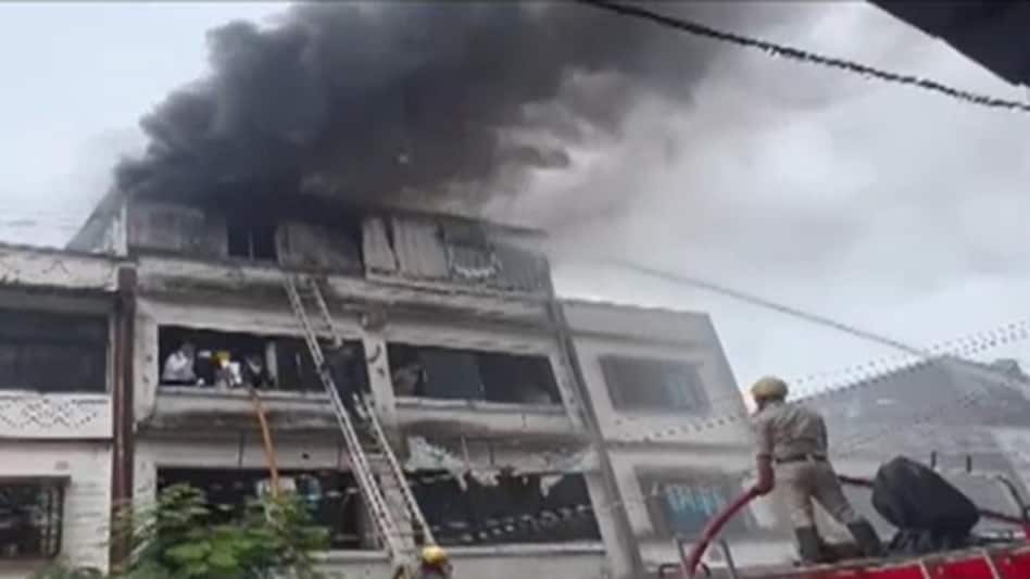 સુરતમાં ગેરકાયદેસર રીતે ધમધમતા કેમિકલના ગોદામમાં આગ, 5 લોકો ઘાયલ 1 सूरत के केमिकल गोदाम में लगी आग