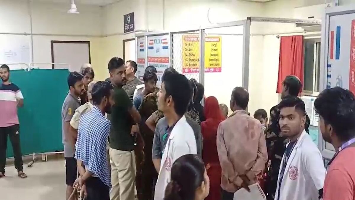 घटना के बाद अस्पताल में लगी भीड़. 