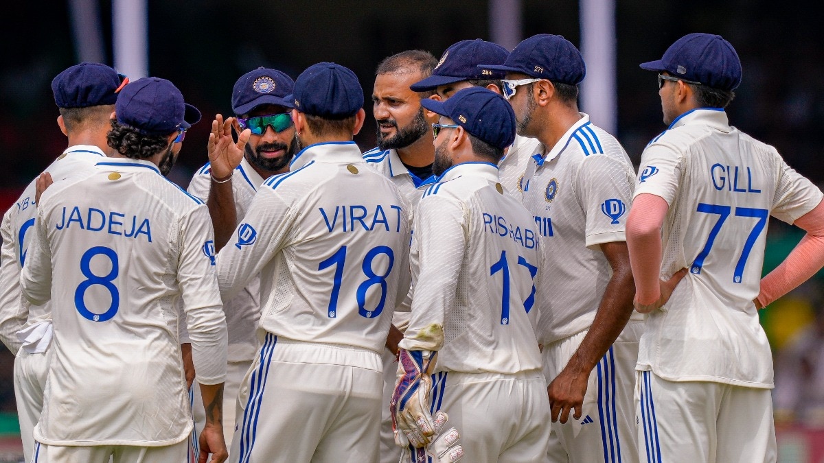 भारत के आकाश दीप टीम के साथियों के साथ कानपुर के ग्रीन पार्क स्टेडियम में भारत और बांग्लादेश के बीच दूसरे क्रिकेट टेस्ट मैच के पहले दिन जाकिर हसन का विकेट लेने का जश्न मनाते हुए (पीटीआई फोटो) 