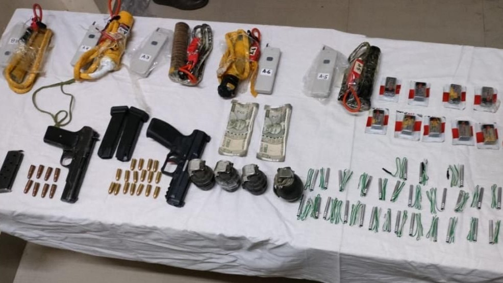 जम्मू-कश्मीर पुलिस ने भारी मात्रा में हथियार और गोला-बारूद बरामद किए हैं