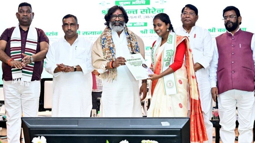 CM हेमंत सोरेन ने प्रदान किए नियुक्ति पत्र (फोटो: X)