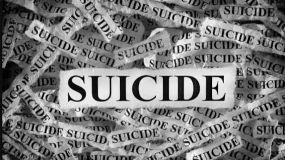 दिल्ली: पिता ने अपनी चार बेटियों के साथ की खुदकुशी, पुलिस ने घर के अंदर से बरामद किए शव - Father commits suicide along with his four daughters in Rangpuri Delhi ntc -