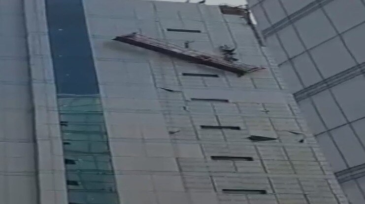 नोएडा में निर्माणाधीन बिल्डिंग में टला बड़ा हादसा