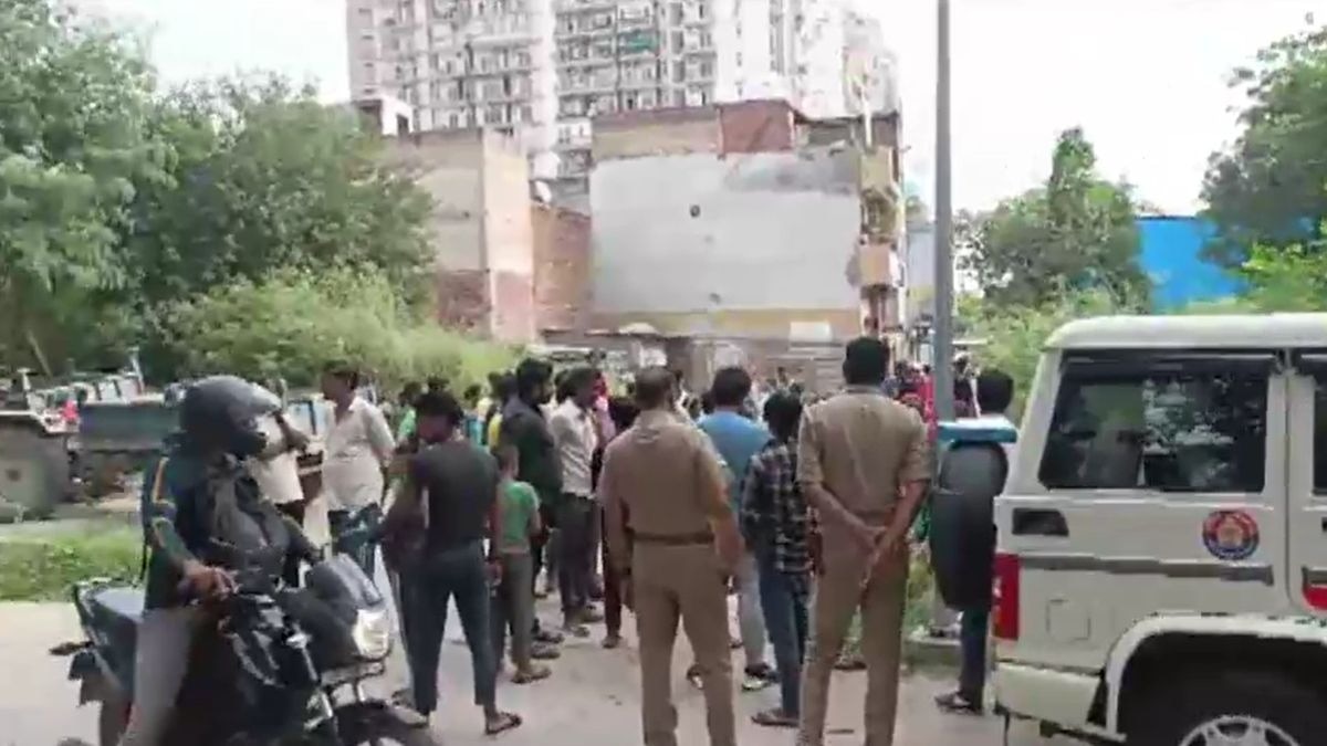 घटना के बाद मौके पर लगी भीड़.