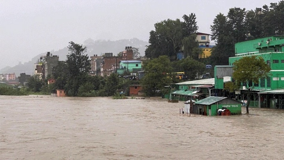 नेपाल में बाढ़ से तबाही जैसे हालात (तस्वीर: रॉयटर्स)
