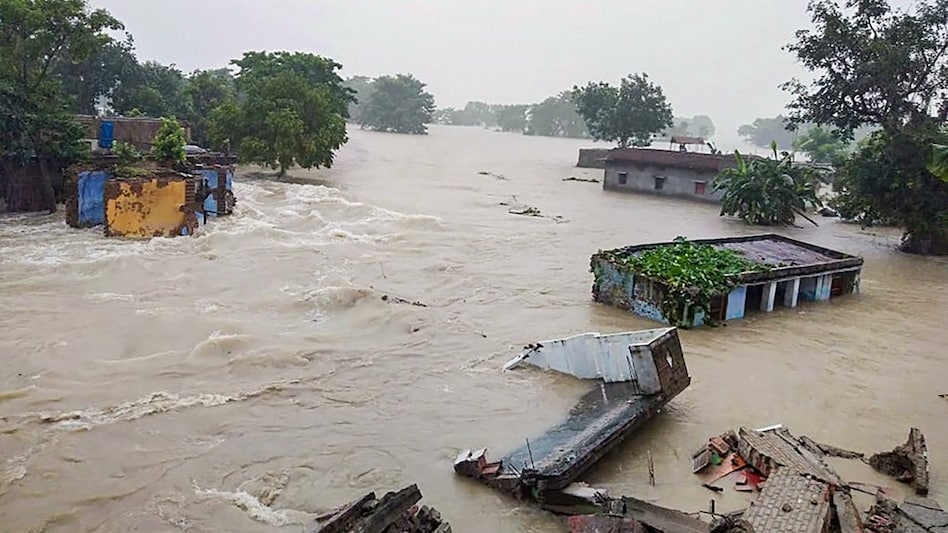 Bihar Flood: कोसी का कोहराम... गांव बने टापू-छतों पर अटके लोग, नेपाल से बिहार तक 2008 से भी बड़ी तबाही! - Bihar Flood Koshi river chaos Villages became islands bigger devastation than