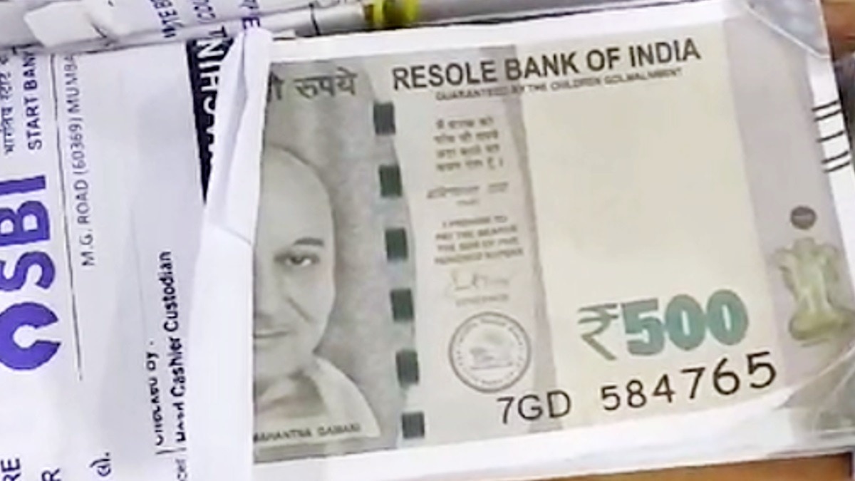 Gujrat News: जालसाजों ने सोने की डील में एक सर्राफा को लगाया चूना, 1.30 करोड़ के दिए नकली नोट 3 Gujrat News: जालसाजों ने सोने की डील में एक सर्राफा को लगाया चूना, 1.30 करोड़ के दिए नकली नोट