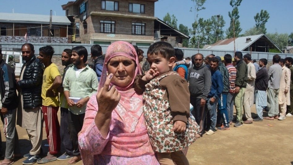 J-K Assembly Polls: जम्मू कश्मीर में आज आखिरी चरण की वोटिंग... 7 जिलों की 40 सीटों पर मतदान - Jammu and Kashmir Assembly Elections Voting in 40 seats in last phase 415
