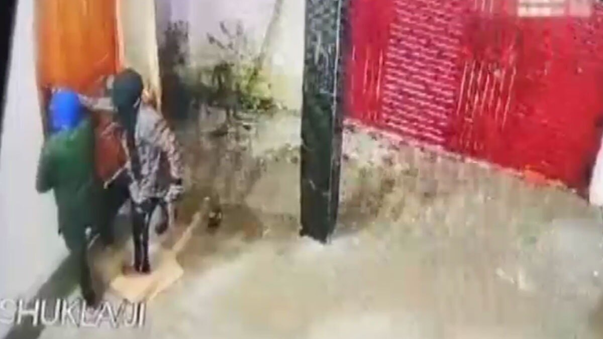 घर का ताला तोड़ते चोर सीसीटीवी में कैद हुए