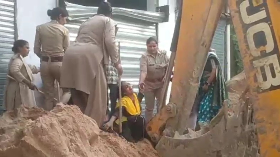 बुलडोजर एक्शन का विरोध कर रही महिलाओं को पुलिस ने घसीटा