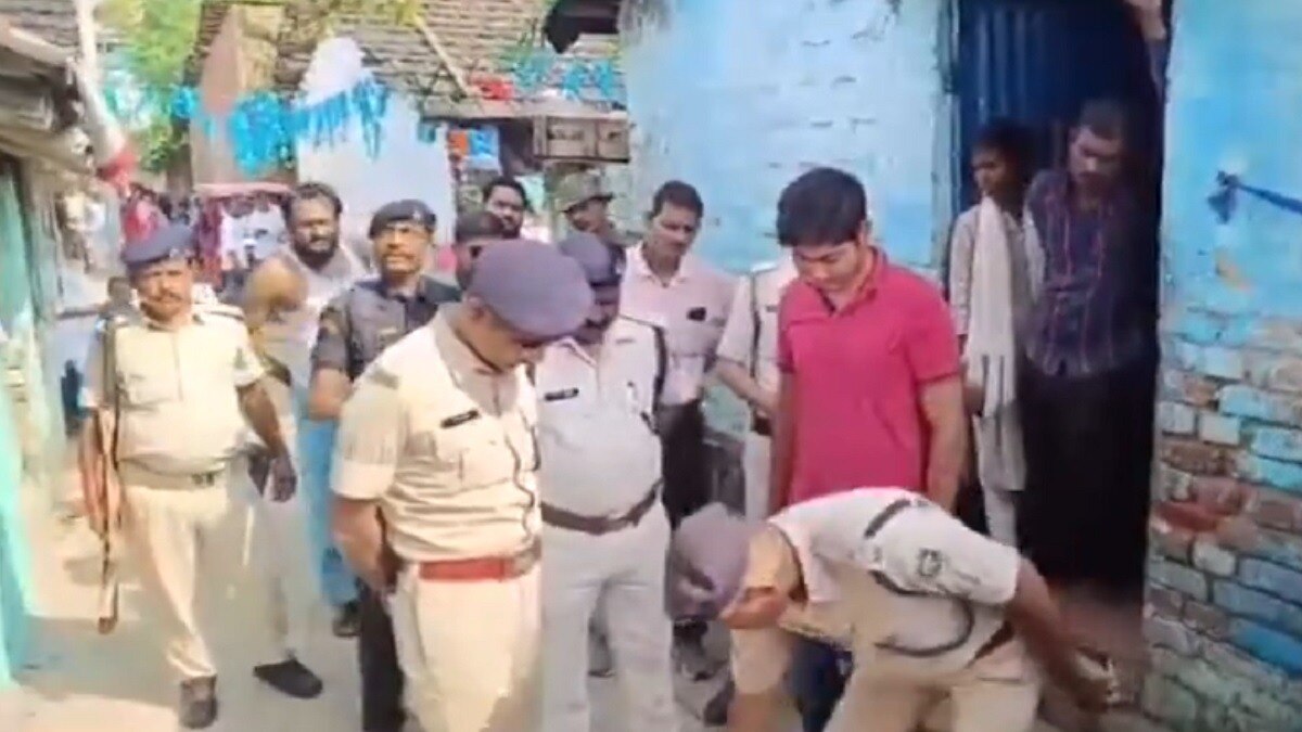 पुलिस की टीम घटनास्थल पर पहुंचकर जांच कर रही है