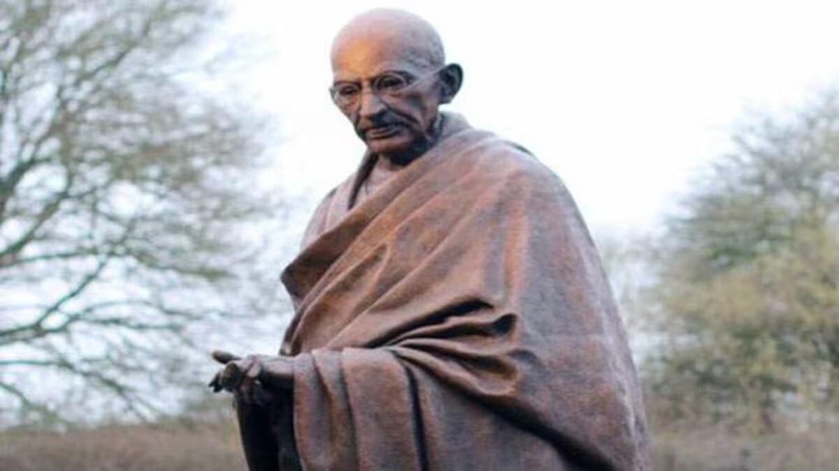 न्यूयॉर्क में मंदिर के बाहर गांधी मूर्ति का अनावरण. (फाइल फोटो)