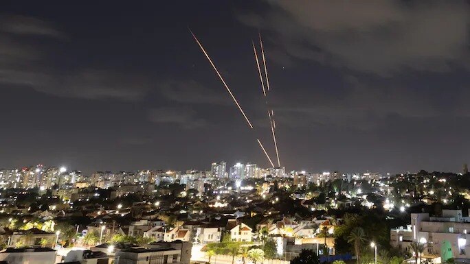 World War 3 की आहट? ईरान-इजरायल के हमले पर अब लोगों में महाविनाश का डर – Iran launched missile attacks on Israel, with ‘World War 3’ trending on X tstf