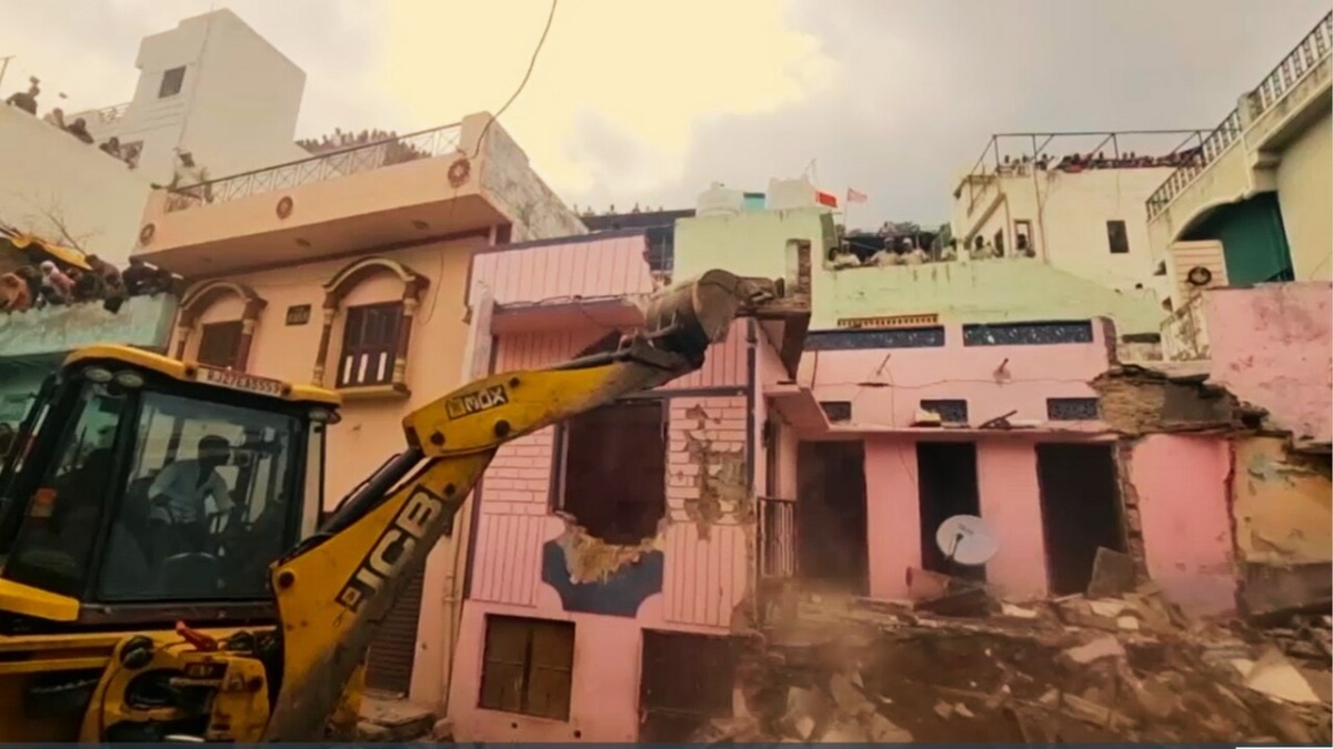 सुप्रीम कोर्ट ने बुलडोजर एक्शन पर सुनवाई की और अपना फैसला सुरक्षित रख लिया है.