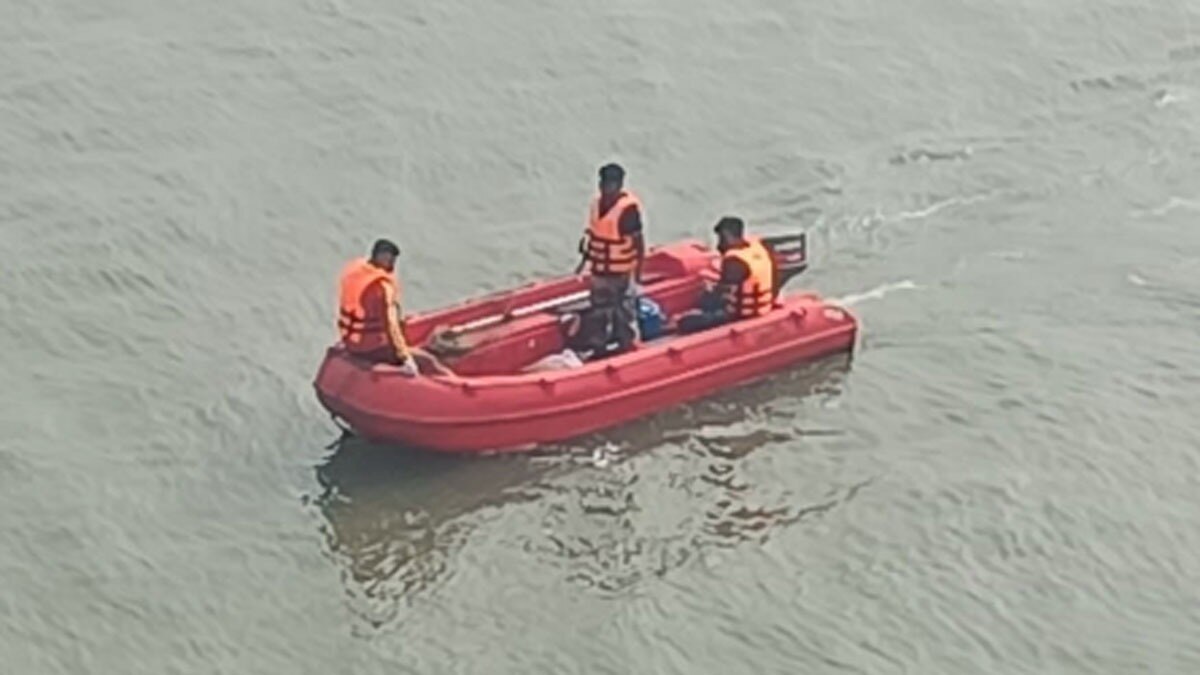 अटल सेतु से समंदर मे कूदा कारोबारी