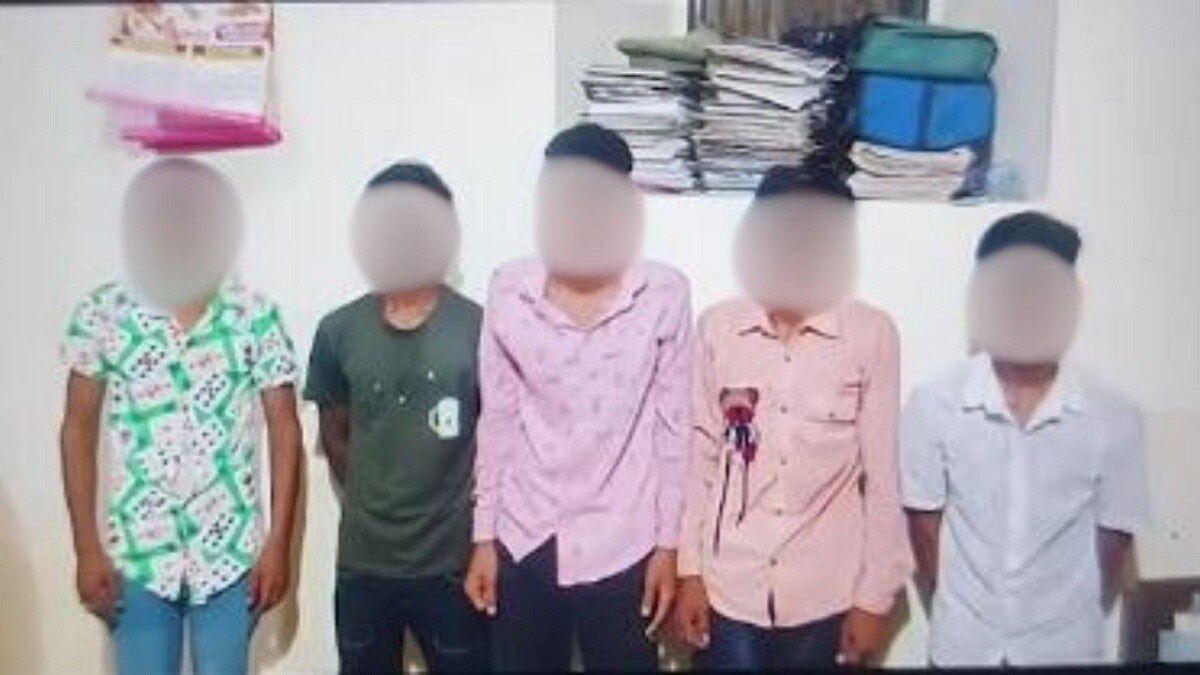 पुलिस ने आरोपियों को हिरासत में लिया