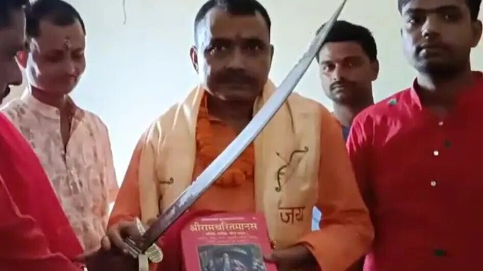 सीतामढ़ी विधायक मिथिलेश कुमार ने तलवारें बांटीं