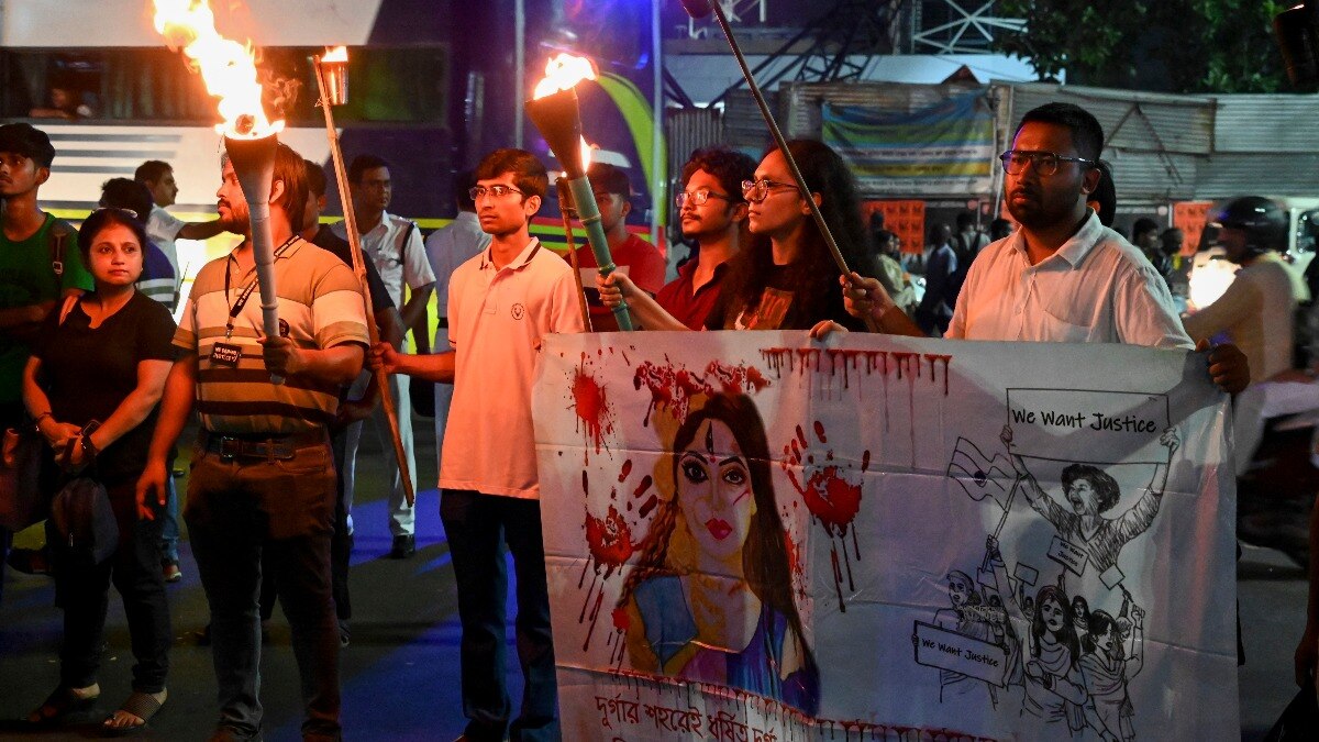 कोलकाता: काम पर लौटेंगे जूनियर डॉक्टर, लेकिन जारी रहेगा विरोध प्रदर्शन - West Bengal Junior doctors to return to work but protests to continue ntc - AajTak