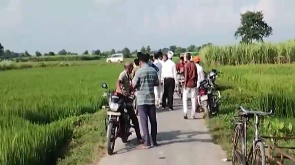 घटनास्थल पर मौजूद लोग. 