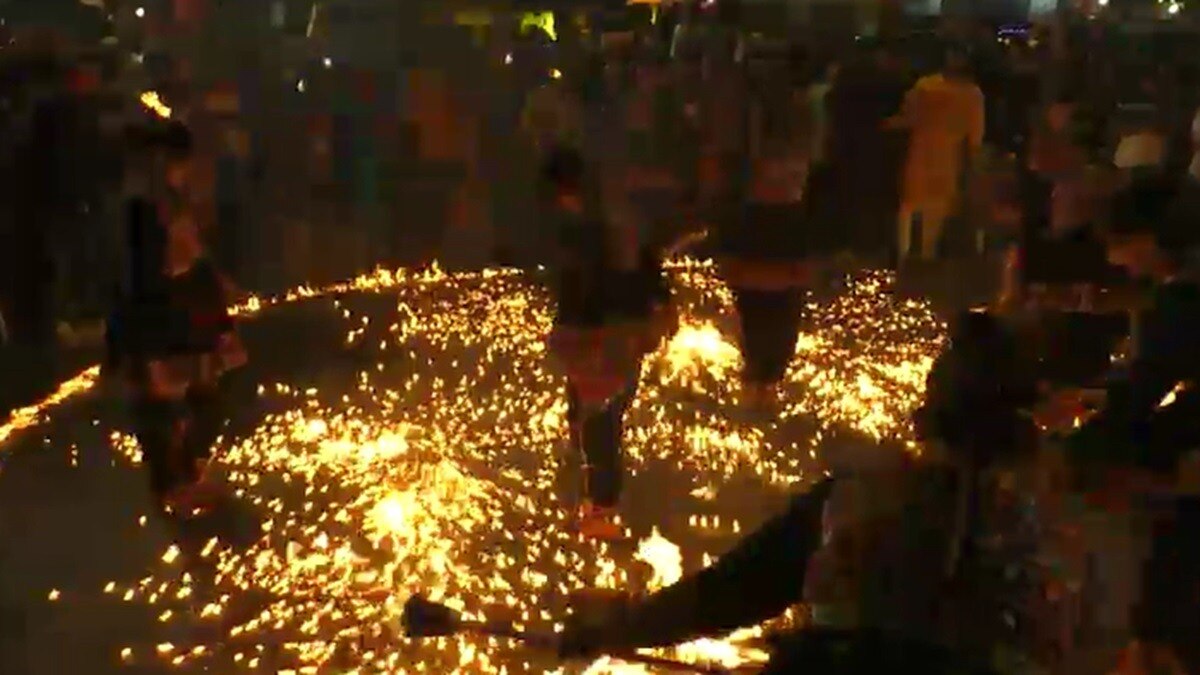 लड़कियों ने अंगारों पर खेला गरबा