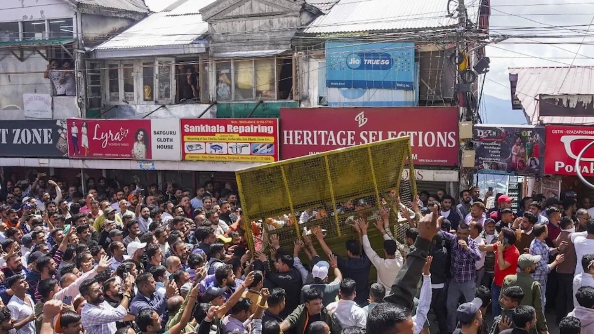 मस्जिद में अवैध हिस्से को गिराने की मांग को लेकर किया गया था विरोध प्रदर्शन.