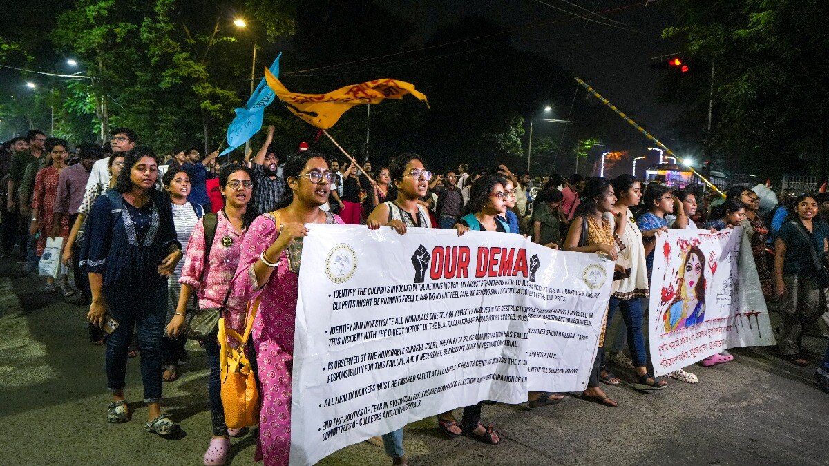 डॉक्टर रेप-मर्डर केस: आमरण अनशन पर बैठे जूनियर डॉक्टर, ममता सरकार पर लगाया ये आरोप - Kolkata Lady doctor rape murder case protesting Junior doctors begin fast unto death opnm2 - AajTak