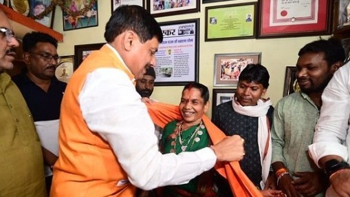 आदिवासी कलाकार दुर्गा बाई व्याम बीजेपी में शामिल (तस्वीर: IG/BJP MP)