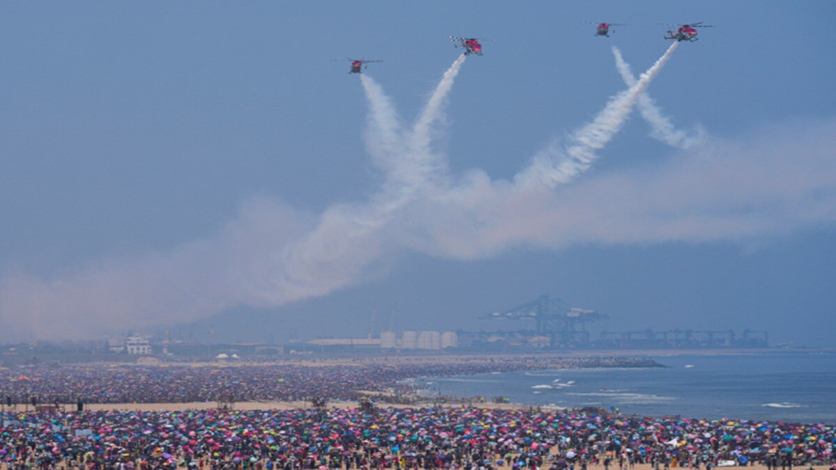 चेन्नई के मरीना बीच पर आयोजित IAF के एयर शो में लाखों की भीड़ जुटी. (PTI Photo)