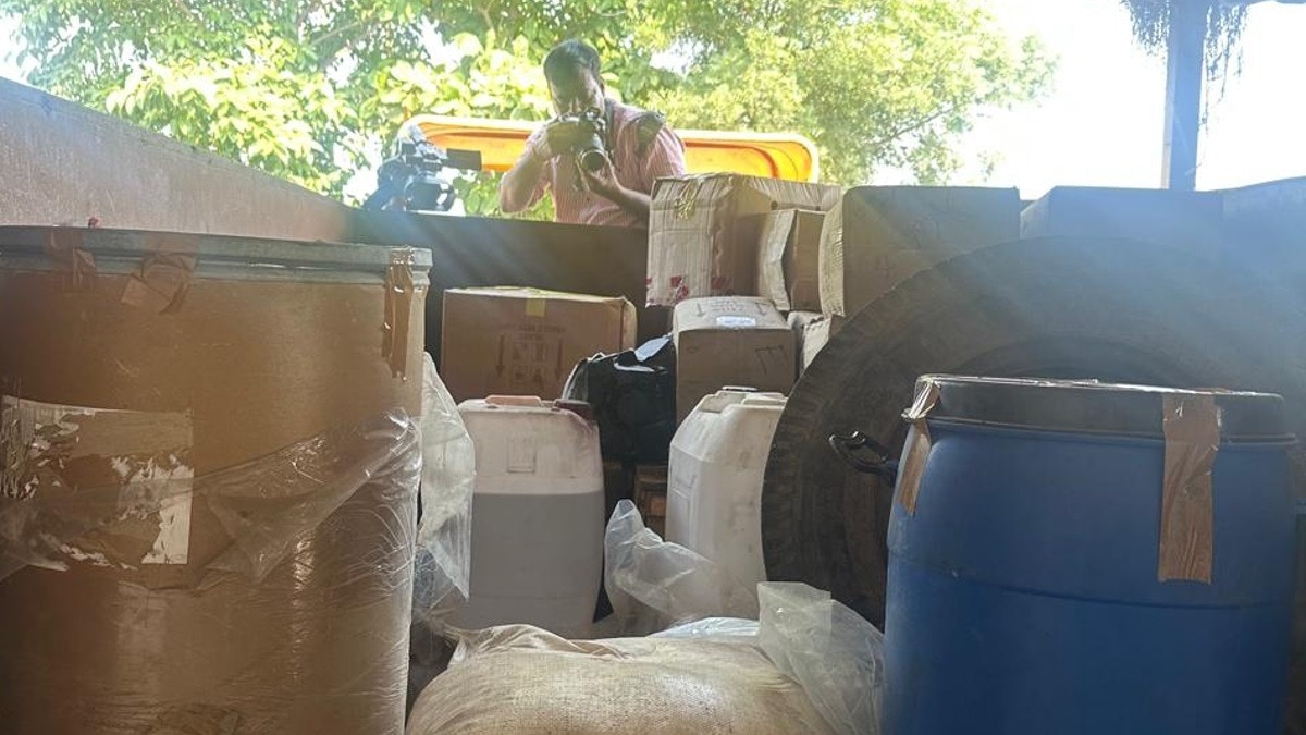 ड्रग बनाने में इस्तेमाल होने वाला कच्चा माल जब्त.