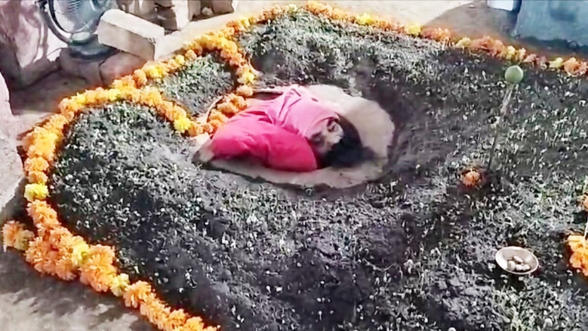 तपस्या के दौरान बाबा का पूरा शरीर जमीन के अंदर और केवल सिर ऊपर दिखाई देता है.