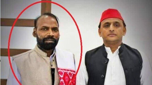 अखिलेश यादव के साथ सपा नेता रामलोटन निषाद 