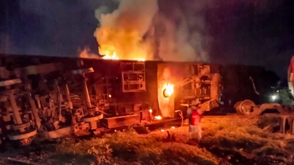 मैसूर-दरभंगा एक्सप्रेस हादसे के बाद कई ट्रेनें डायवर्ट, 2 ट्रेन कैंसिल, हेल्पलाइन नंबर जारी - Mysore Darbhanga Express collided with goods train many trains diverted after the ...