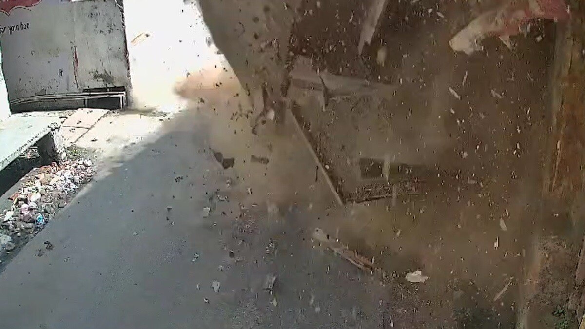 ढह गया मकान, CCTV में कैद हुआ भयानक मंजर