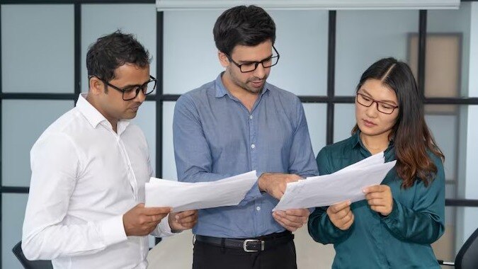 सरकार द्वारा नियुक्त समितियाँ आमतौर पर अधिसूचनाओं या कार्यकारी आदेशों के माध्यम से बनाई जाती हैं. (Credits: Freepik)