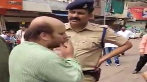 सिगरेट पीते हुए पुलिस पर रौब जमाते दिग्विजय सिंह के भतीजे आदित्य विक्रम सिंह