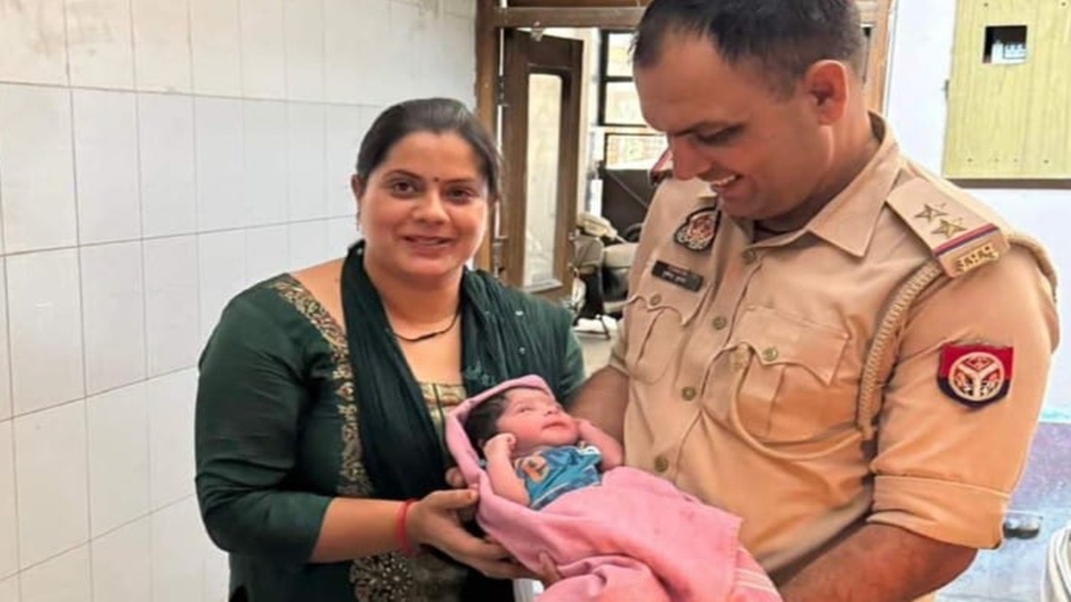 झाड़ियों में  पड़ी थी नवजात, गोद लेगा पुलिस अधिकारी