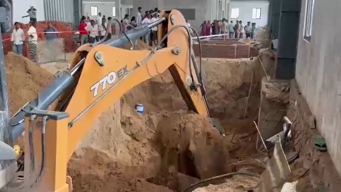 मिट्टी धंसने से कई मजदूरों की मौत