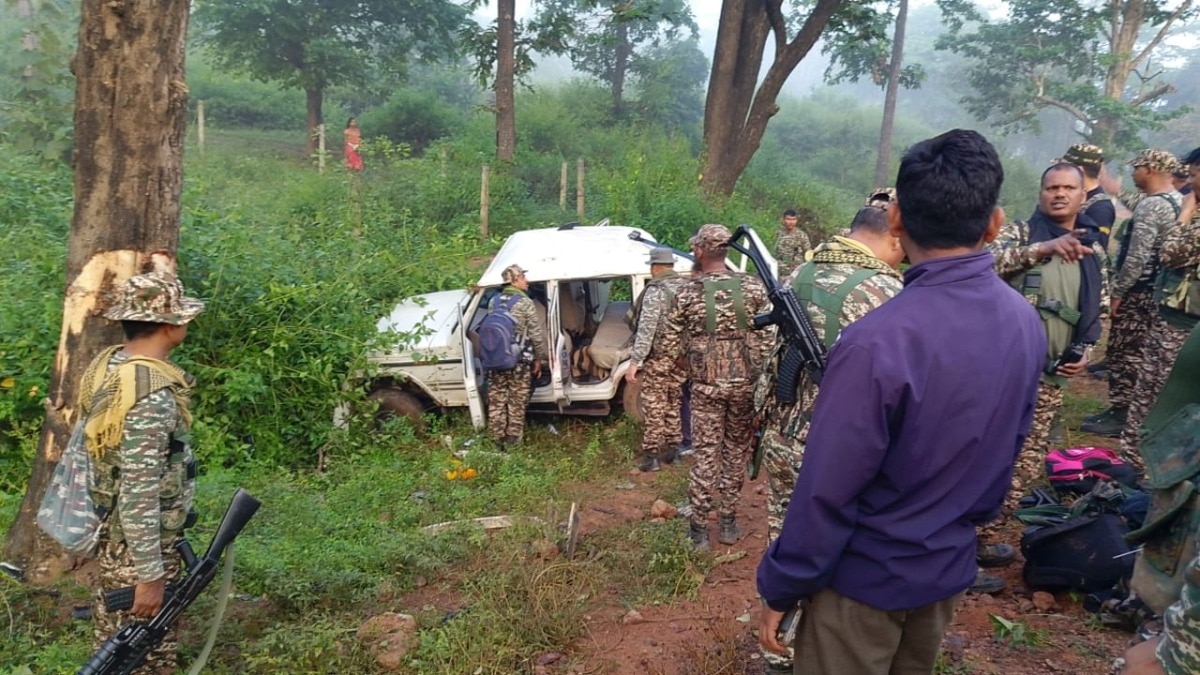 पेड़ से टकराया CRPF जवानों का वाहन