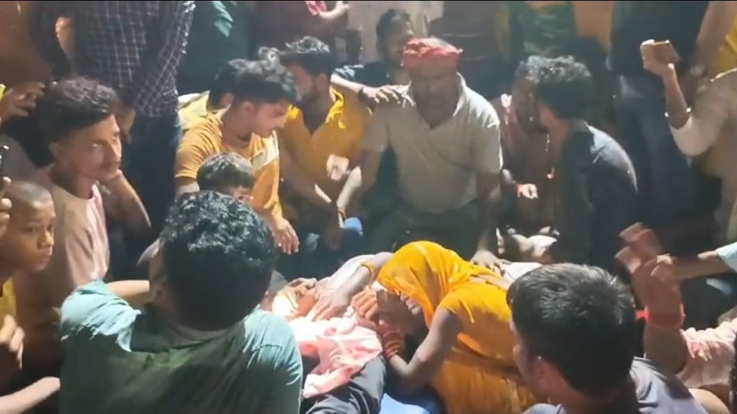 शव के पास रोते-बिलखते परिजन.