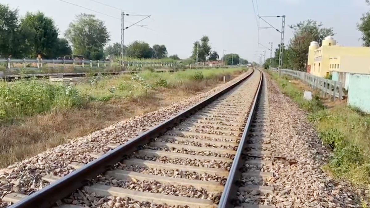 रेलवे ट्रैक पर लगाई जा रही हैं फेंसिंग 