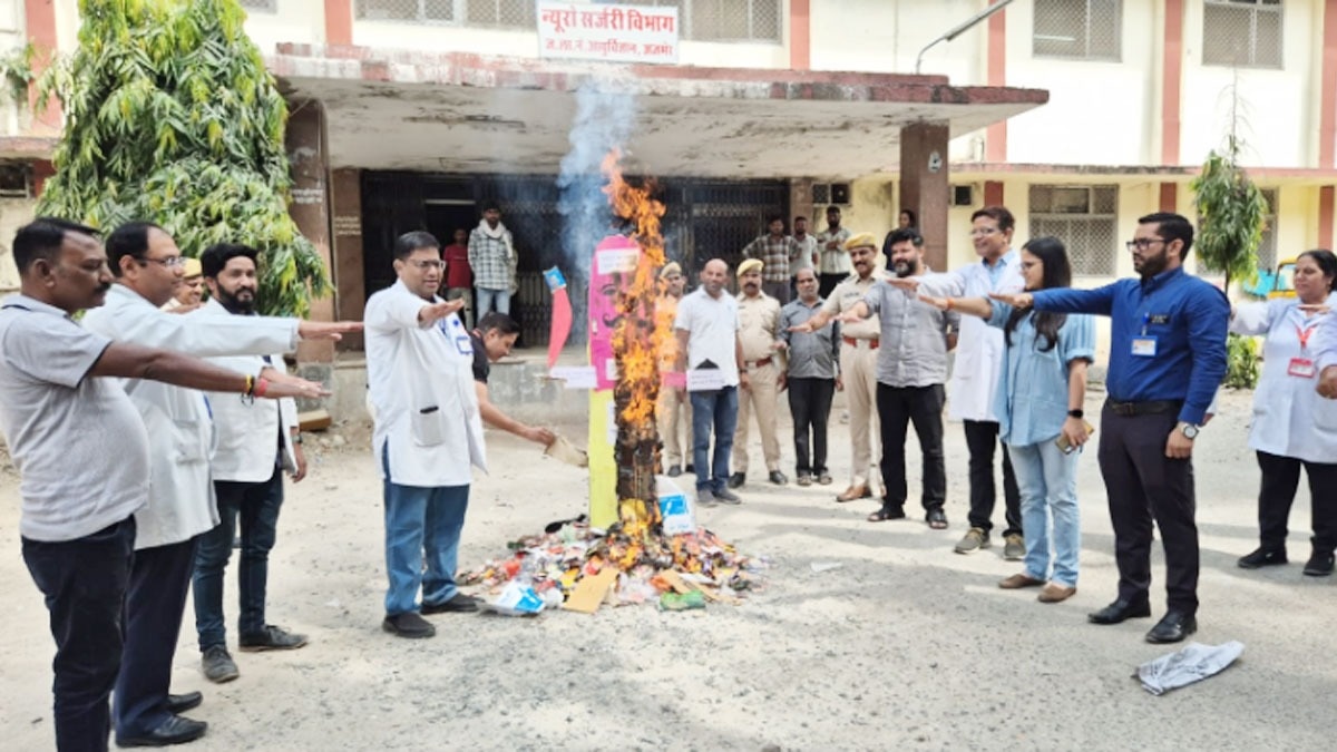 डॉक्टरों ने किया रावण दहन 