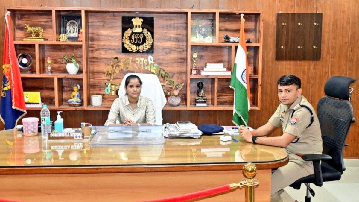 बेटियों को बनाया गया था अधिकारी.