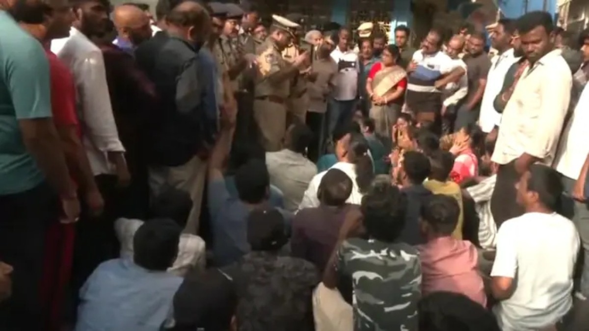  मुथ्यालम्मा मंदिर में लगी मूर्ति के साथ तोड़फोड़