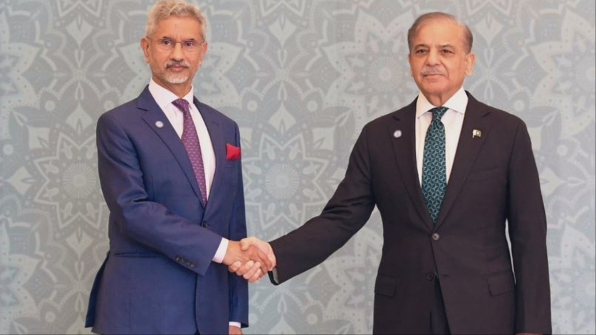 एससीओ शिखर सम्मेलन में शहबाज शरीफ से मिलते विदेश मंत्री एस जयशंकर (Photo- X/@DrSJaishankar)